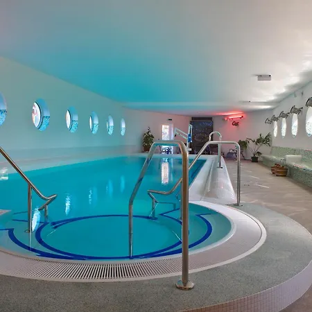 & Restaurant Hanse Kogge מלון